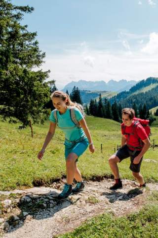 Junges Paar beim Bergwandern