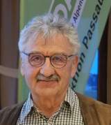 Mann mit Brille in kariertem Hemd