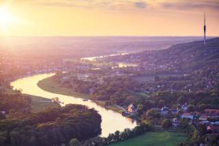 Blick ins Dresdner Elbland. Arial view auf das Dresdner Elbland, die Elbe schlängelt sich durch die bebaute, aber grüne Landschaft.