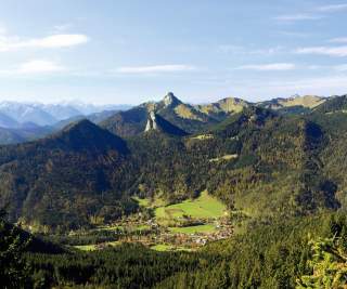 Blick vom Setzberg auf Kreuth mit Hausberg Leonhardstein. 