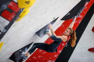 Frau beim Bouldern