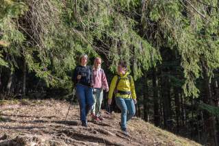 Drei Frauen wandern