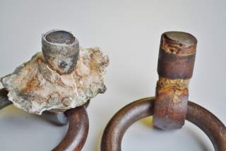 Die Bruchflächen der beiden Ringe vom Untersberg: die Bruchfläche des linken, bei der Untersuchung ausgebrochenen Rings, weist keine Korrosionsschäden auf, der im Juni ausgebrochene Haken ist komplett verrostet