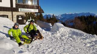 Die Rodelbahn am Brünnsteinhaus ist aktuell (Stand 14.02.) geöffnet.