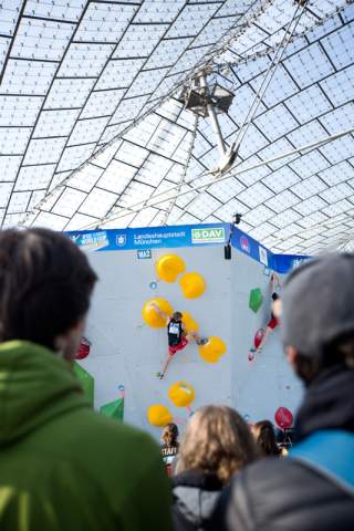 Alex Megos bouldert vor dem Publikum des Münchener Olympiastadiums auf dem BWC 2019.