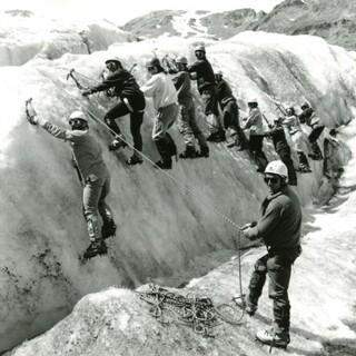 Schwarz-Weiß-Foto von Männern am Gletscher