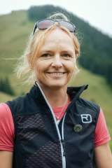 Das Bild zeigt die Bergführerin Heidi Harder. Sie blickt lächelnd in die Kamera.