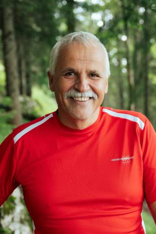 Das Bild zeigt den Wegewart der Sektion Rosenheim. Er heißt Horst Oster und trägt ein rotes T-Shirt. Das Bild zeigt den Wegewart der Sektion Rosenheim. Er heißt Horst Oster und trägt ein rotes T-Shirt.