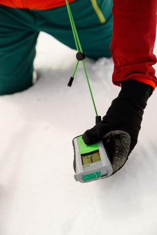 Bei der Feinsuche führt man das LVS-Gerät über die Schneedecke. Foto: DAV/Marco Kost