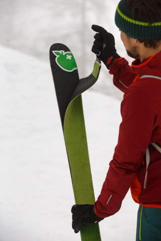Tourenski und Felle sind die Grundausrüstung für die Skitour