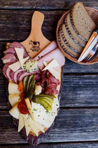 Brotzeitbrett mit Brot, Wurst und Käse