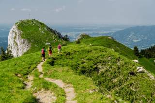 Miteinander wandern und sich dabei unterstützen. Foto: DAV/Hans Herbig