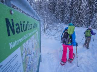 Hinweisschilder informieren über sensible Bereiche und naturverträgliche Routen. Foto: DAV/Silvan Metz