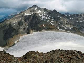 Dem Vadret de Calderas sieht man das Zusammensinken der Eisoberfläche an. Dem Vadret de Calderas sieht man das Zusammensinken der Eisoberfläche an.