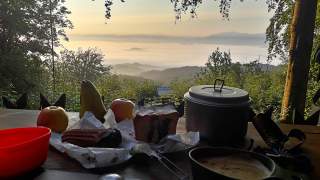 Frühstücksplatz mit Aussicht auf nebelbedeckte Landschaft