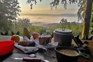 Frühstückstisch mit Aussicht über nebelbedeckte Landschaft