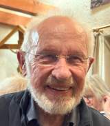 lächelnder Mann mit Brille