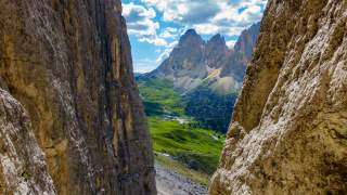 Blick auf Fünffingerspitze zwischen Felswänden hindurch
