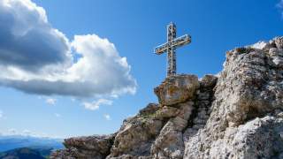 Gipfelkreuz in den Dolomiten