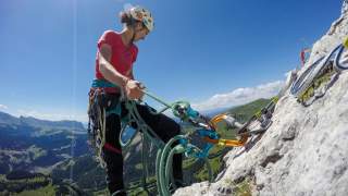 Frau beim Klettern am Felsen