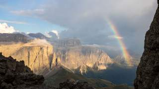 Regenbogen in den Bergen