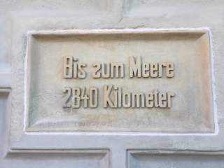 Steintafel mit Info zum Donauradweg