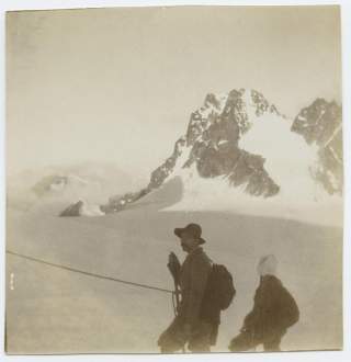Historisches Schwarz-Weiß-Foto von Menschen am winterlichen Berg