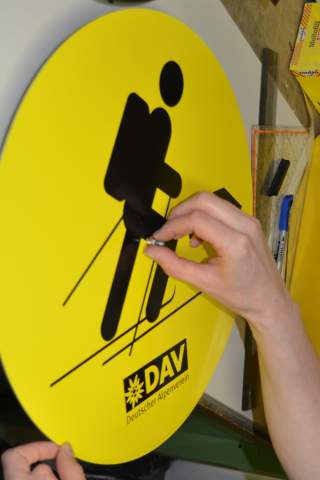 Altes Skibergsteigen umweltfreundlich-Schild zur Uhr umfunktioniert.