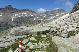 Verblocktes Gelände, im Hintergrund die Duisburger Hütte