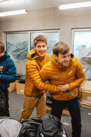 Linus und Leander freuen sich über die neuen Bekleidung.