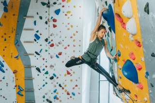 Hannah beim Lead-Klettern.