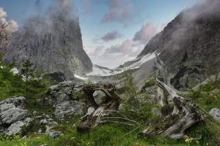 Österreich strotzt vor verwunschenen Orten, wie hier am Ellmauer Tor im Kaisergebirge. Das Ellmauer Tor, ein markanter Felssattel im Kaiergebirge. – Links und rechts steile Felsen.