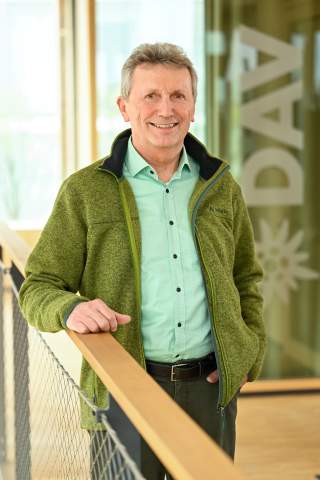 Mann in grüner Jacke