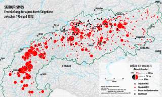 Karte mit Skigebieten in den Alpen, farblich markiert wie sie sich von 1954 bis 2021 entwickelt haben.