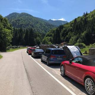 Autos parken am Straßenrand