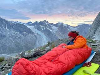 Kurze Rast im Schlafsack, bevor es wieder an den Fels geht, um 