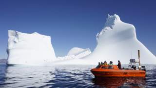 Mit dem Motorboot wird sich ein Weg durch das Eismeer gebahnt.