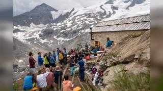 Gundi Hauser, Urenkelin von Johann Stüdl, redet auf der Feier zur Wieder-Eröffnung.