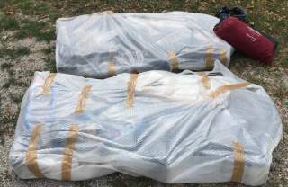 In Luftpolsterfolie eingepackte Fahrräder