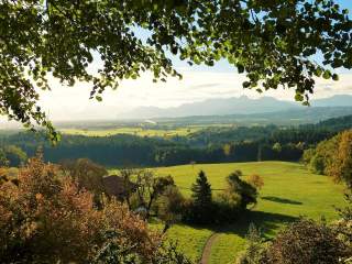 Blick auf weite Landschaft, Bergkette am Horizont