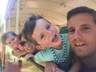 Familie schaut aus Eisenbahnwagen