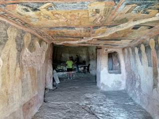 Höhle in altem Felsenkloster