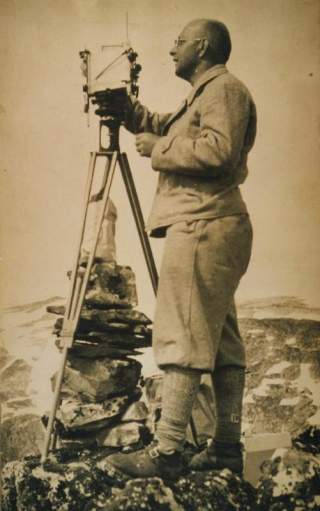Historisches Foto von Forscher mit Phototheodoliten