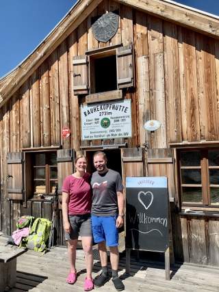 Paar steht vor Hütte