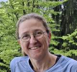 lächelnde Frau mit Brille