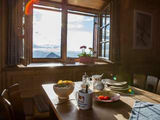 Gedeckter Frühstückstisch auf der Weilheimer Hütte Gedeckter Frühstückstisch auf der Weilheimer Hütte