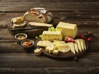 Brotzeitbrett mit Käse und Brot