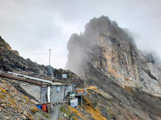 Kleine Hütte in unwirtlicher Berglandschaft
