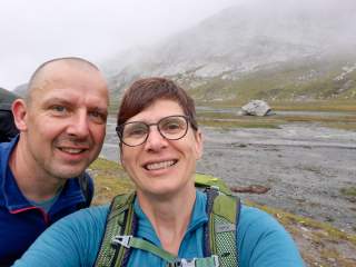 Paar macht Selfie am Berg