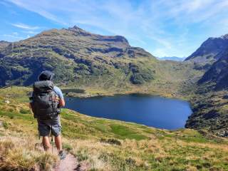 Wanderer betrachtet Bergsee